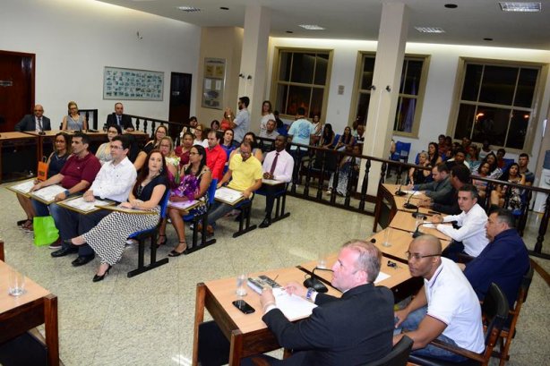 Ao centro, os professores agraciados com a Comenda que &eacute; outorgada anualmente pelo Legislativo Municipal