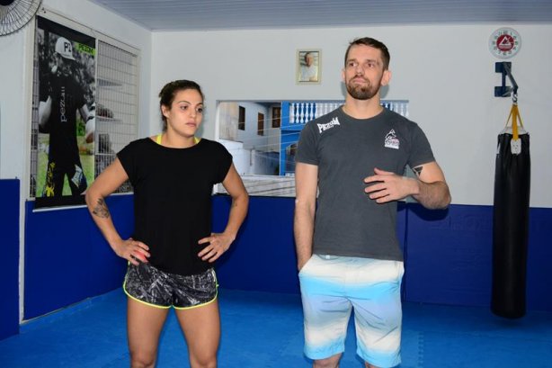Wesley Lobo apresenta Poliana Botelho na abertura do treinamento que contou com palestra daquela atleta
