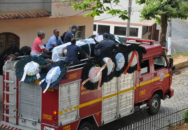 O corpo de Marcinho foi levado em um caminhão do Corpo de Bombeiros até o cemitério