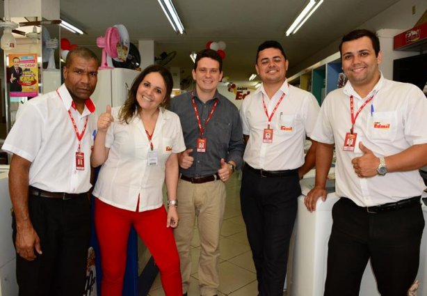 Cássio e sua equipe de vendedores esperam os clientes com muitas ofertas a partir desta sexta-feira
