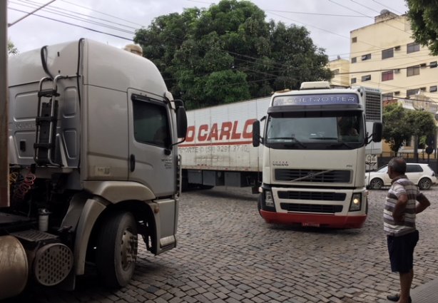 Os caminhões pesados são os que têm maior dificuldade para cruzar a cidade e muitas vezes quase se chocam no cruzamento da antiga cadeia