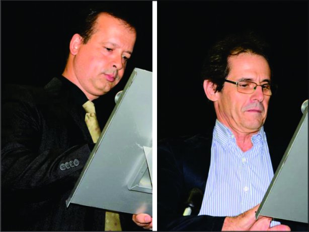 Humberto Lanziere (esquerda) e Ricardo Mattos, assinam o Termo de Posse na presidente e vice, respectivamente, do Codec