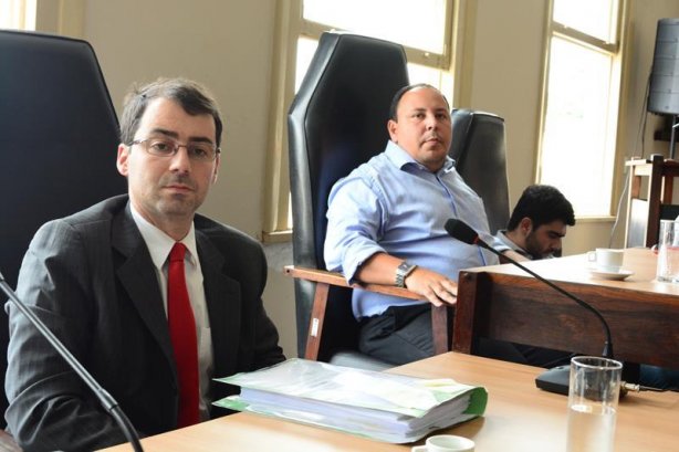 O Promotor Rodrigo de Barros e o Procurador do Munic&iacute;pio, Yegros Malta durante a reuni&atilde;o