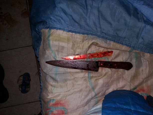 A Pol&iacute;cia Militar encontrou estas facas dentro da casa