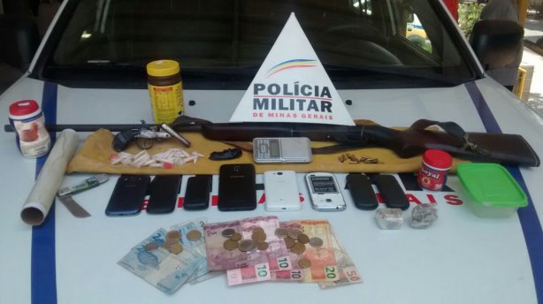 Armas, drogas e demais materiais apreendidos com os suspeitos detidos na opera&ccedil;&atilde;o desta quarta-feira