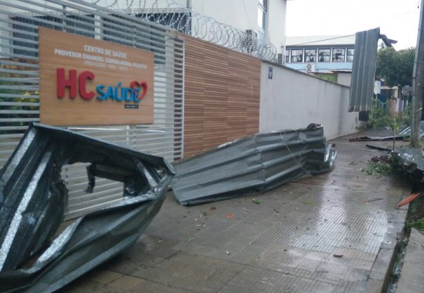 Telhas foram parar em frente ao portão de entrada do HC Saúde.