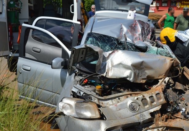 O Fiat Uno ficou parcialmente destruído e seu motorista teve ferimentos graves