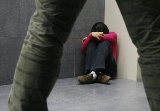O fato foi confirmado pela vítima e presenciado por uma jovem de 17 anos de idade, que dormia no mesmo quarto
