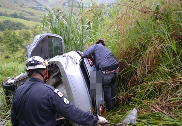 O veículo seguia sentido a Muriaé e no momento do acidente a pista estava molhada