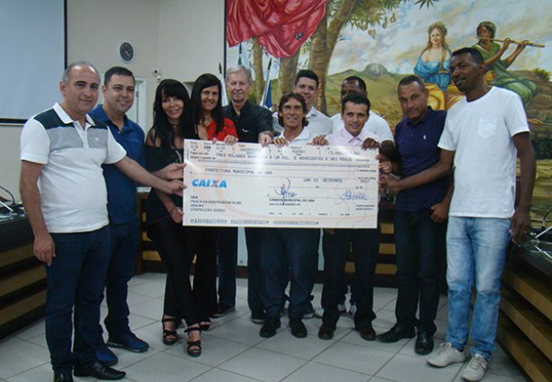 O cheque simbólico foi entregue ao prefeito em solenidade ocorrida no plenário do Legislativo Municipal