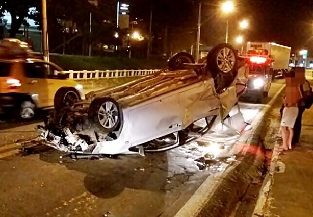 A causa do acidente espetacular pode estar ligada a uma possivel embriaguez do motorista, suspeitam os policiais