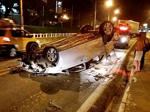 A causa do acidente espetacular pode estar ligada a uma possivel embriaguez do motorista, suspeitam os policiais