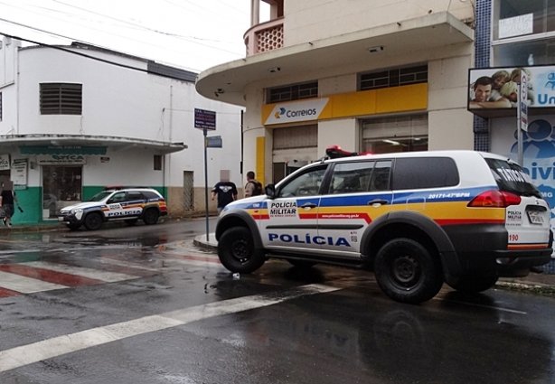 O assaltante estava sozinho e fugiu em uma motocicleta cinza