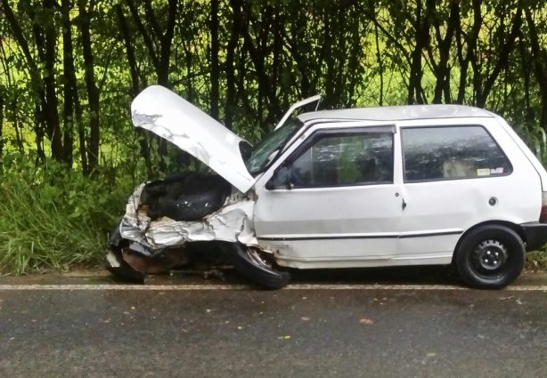 O Fiat Uno ficou parcialmente destruído com o impacto da colisão