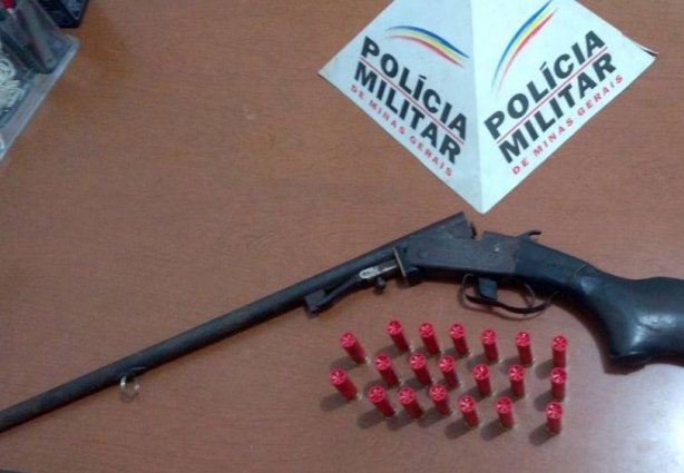 A espingarda foi localizada em uma sacola num terremo ao lado da casa