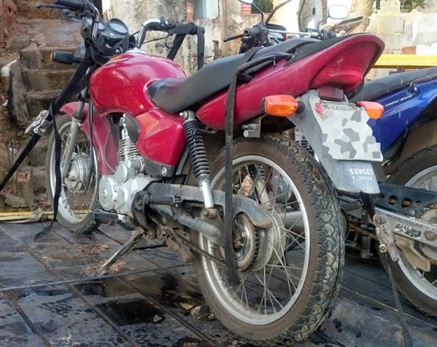 A motocicleta foi furtada no bairro Colinas e encontrada, horas mais tarde, no bairro Guanabara, abandonada