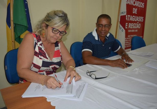 Elizete Borela assina o Termo de Posse sob o olhar do seu antecessor, José Antônio Silva