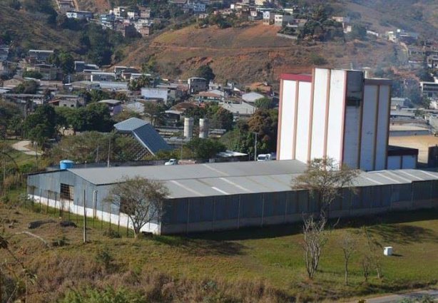 Sede da Cooperativa que fica às margens da BR-116, em Leopoldina (Foto: Julio Cabral)