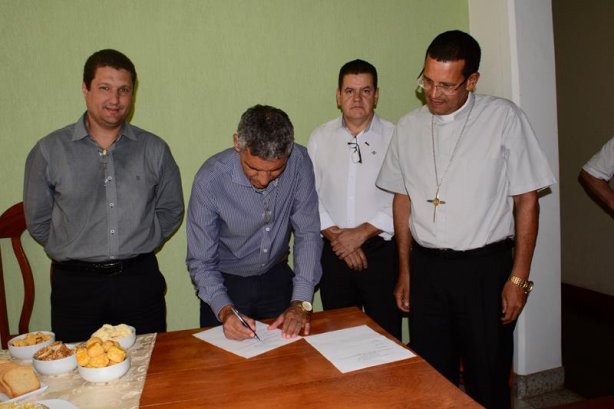 Da esquerda para a direita: Alexandre Nunes, C&eacute;sar Mattos, Camilo Cristov&atilde;o e Dom Jos&eacute; Eudes durante assinatura do comodato