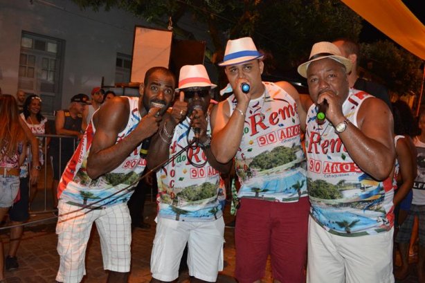 Os puxadores do samba enredo do Bloco do Remo durante desfile ano passado