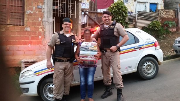 A dona da casa recebeu a cesta b&aacute;sica emocionada, contaram os policiais