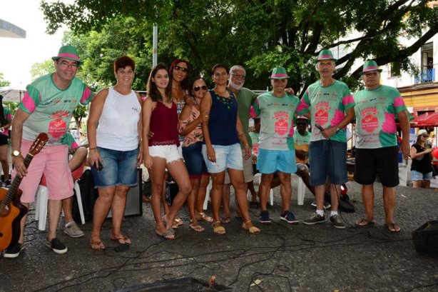 Familiares de Carlos Pires receberam a homenagem dos Baluartes do Samba na abertura do Carnaval 2018