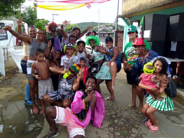 Os animados e irreverentes foli&otilde;es do Bloco da Pazinha encerrando o carnaval nos bairros Isabel Tavares e F&aacute;tima