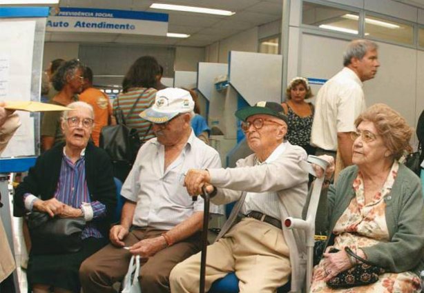 Os aposentados e pensionistas devem comparecer à agência bancária onde recebem seu benefício até dia 28 de fevereiro