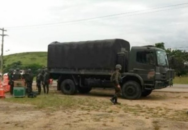 Uma equipe do Exército patrulha a divisa de Teresópolis com Além Paraíba.
