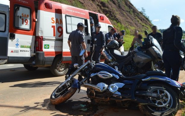 O acidente deixou feridos os dois ocupantes da motocicleta