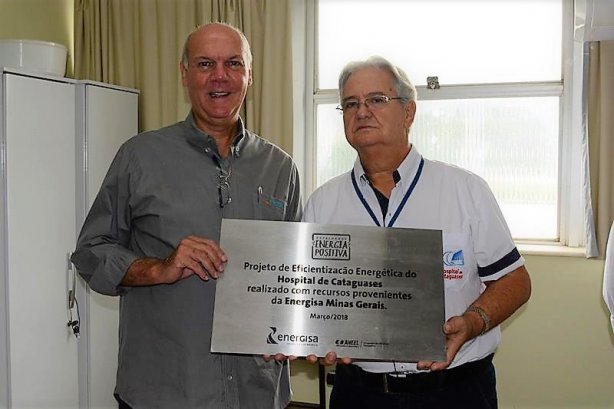 Eduardo Mantovani, da Energisa, e Bill Crepaldi, provedor do Hospital de Cataguases