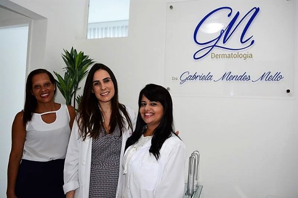 A m&eacute;dica Gabriela ao Centro, com a secret&aacute;ria Claudia Mariano e a esteticista Rose Carvalho