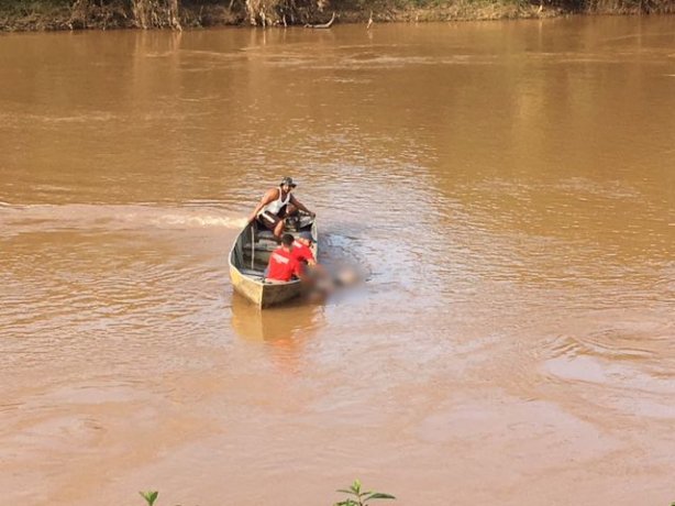 O Corpo de Bombeiros fez o resgate do corpo do Rio Pomba