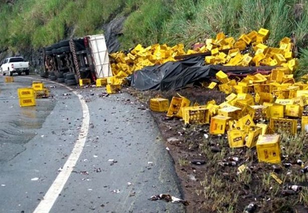 A carga que estava na carreta se perdeu por completo