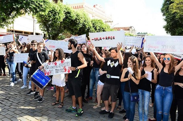 Os alunos carregavam cartazes lembrando os tipos de viol&ecirc;ncia presentes em nossa sociedade