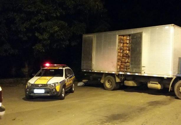 o caminhão trazia também carga irregular de carvão 