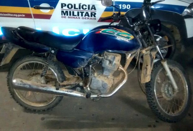 A motocicleta foi furtada em Santana de Cataguases e estava sendo conduzida por um adolescente de 15 anos de idade