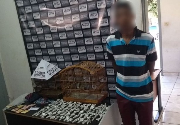 O rapaz as drogas e os pássaros foram levados para a Delegacia de Polícia Civil