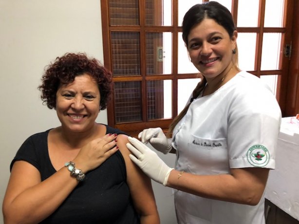 A advogada Janete Mouzinho recebe a dose de vacina da enfermeira Mariana, da Caixa de Assist&ecirc;ncia dos Advogados
