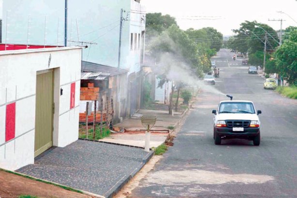 A prefeitura de Ub&aacute; segue aplicando o fumac&ecirc; pelas ruas da cidade no combate ao mosquito da dengue