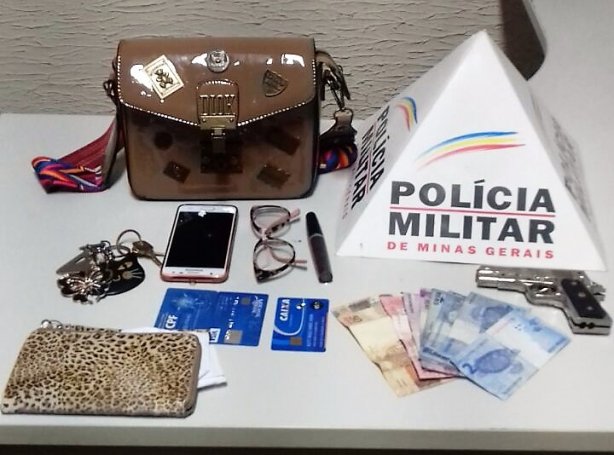 A bolsa e os objetos foram recuperados pelos policiais militares