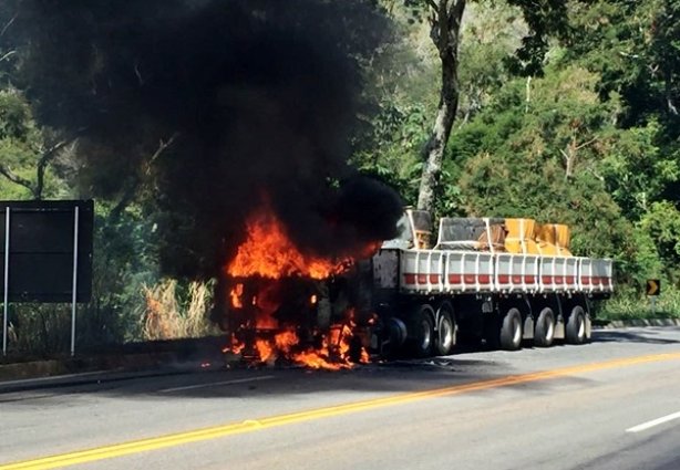 Duas carretas pegaram fogo nesta manhã de sábado em Muriaé