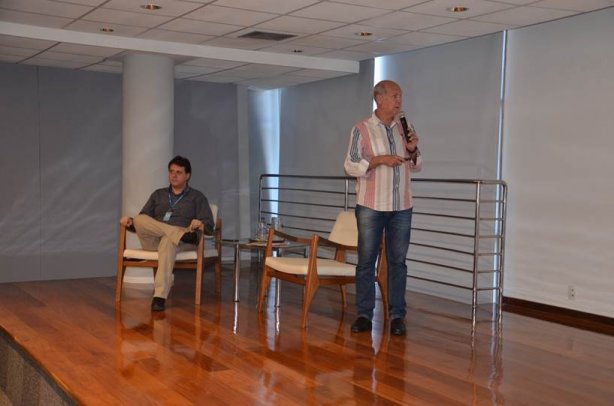 Eduardo Mantovani, em p&eacute;, e Fernando Costalonga, sentado, durante o encontro com jornalistas da regi&atilde;o