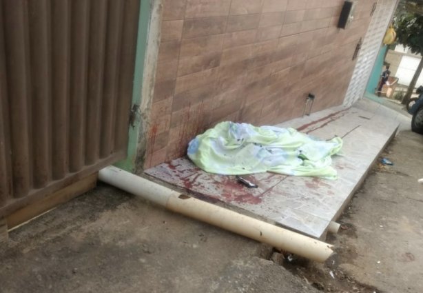 O crime aconteceu por volta das 13 horas deste domingo após uma desavença 