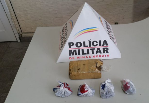O homem preso guardava drogas para um traficante, conforme ele revelou