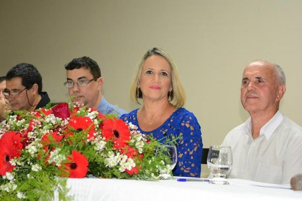 Adriane ap&oacute;s ser empossada ao lado dos presidente e vice do Conselho Deliberativo (esquerda) e de seu vice-presidente, Clebinho