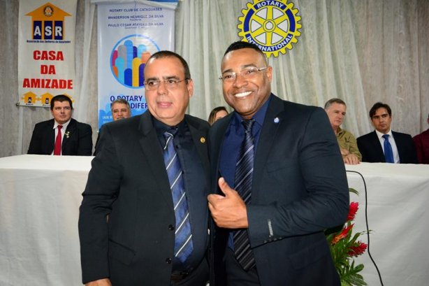 Oder Ferreira, vice-presidente e Wanderson Henrique, presidente do Rotary ap&oacute;s serem empossados em novo mandato