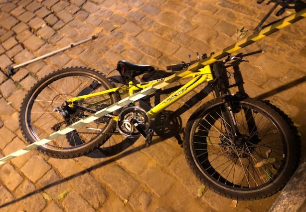 A bicicleta usada pela vítima ficou caída à margem da Avenida ao lado de uma muleta utilizada por ela para se locomover