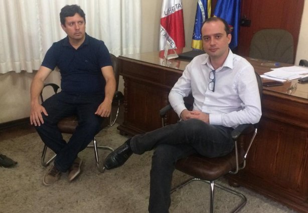 O prefeito Willian Lobo e o gestor da Sudamérica, Lucas Maciel, durante anúncio oficial do resultado do chamamento público