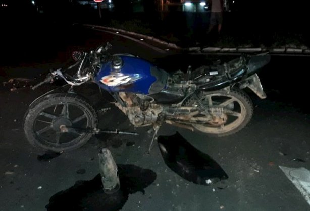 O condutor da motocicleta teve ferimentos em um dos bra&ccedil;os e em uma das pernas